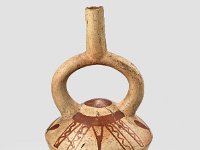 Ame Ker 172  Ame Ker 172, Peru, Nordküste, Moche, Frühe Zwischenperiode, Moche IV, ca. 200-500 n. Chr., Gabelhalsgefäß, Ton, H 26,5 cm, Dm 15,4 cm : Museumsfoto: Claus Cordes, Bestandskatalog Ethnologie